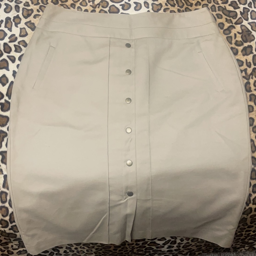 Worthington Tan Pencil Skirt w/ Button Detail (Size 18)